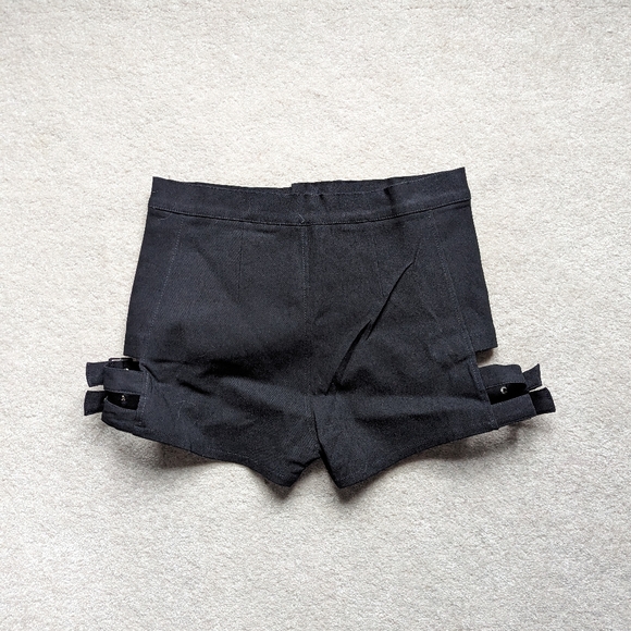 Black shorts with adjustable leg straps - Picture 5 of 6